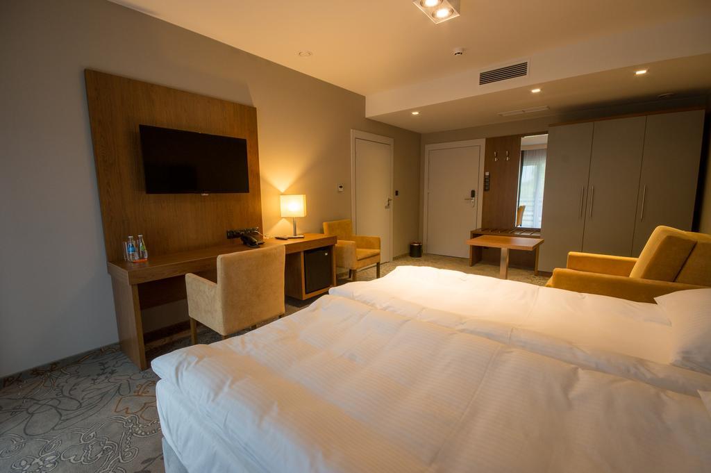 Rezydencja Sosnowa Luxury Hotel Янов Любелски Екстериор снимка